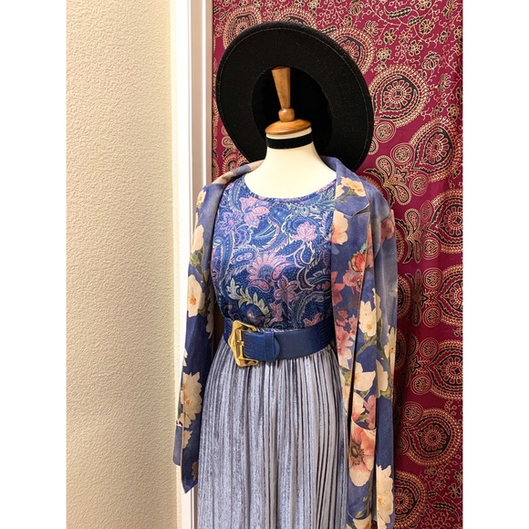 🌈 Beautiful Vintage Paisley top - Picture 9 of 11